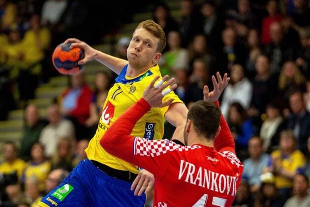 180407 Sveriges Simon Jeppsson och Kroatiens Jakov Vrankovic under landskampen i handboll mellan Sverige och Kroatien den 7 april 2018 i Norrköping. Copyright: JosefinexLoftenius BB180407LO002
