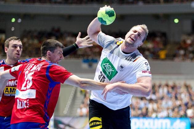Julius Kuehn (Nr. 35 Deutschland) wird von Nemanja Zelenovic (Nr. 25 Serbien) gefoult Deutschland - Serbien Dortmund Copyright: xDanielxReinelt xEibner-Pressefotox EP_drt