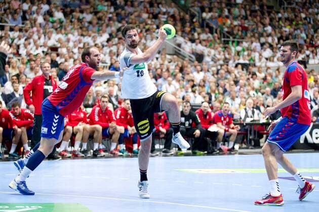 Fabian Wiede (Nr. 10 Deutschland) gegen Pesic (Nr. 10 Serbien) Deutschland - Serbien Dortmund Copyright: xDanielxReinelt xEibner-Pressefotox EP_drt