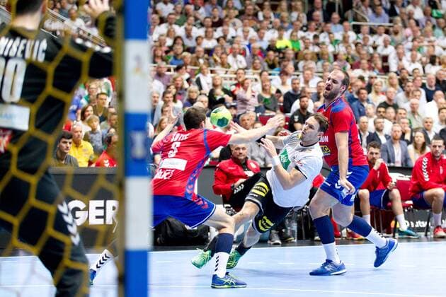 Kai Haefner (Nr. 25 Deutschland) versucht sich gegen Mladen Sotic (Nr. 3 Serbien) durchzusetzen Deutschland - Serbien Dortmund Copyright: xDanielxReinelt xEibner-Pressefotox EP_drt