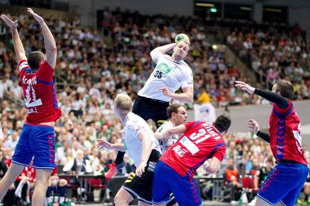 Julius Kuehn (Nr. 35 Deutschland) in der Luft ueberragt die serbische Abwehr Deutschland - Serbien Dortmund Copyright: xDanielxReinelt xEibner-Pressefotox EP_drt