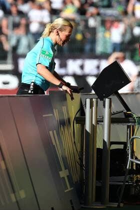 07.04.2018, xkvx, Fussball 1.Bundesliga, Borussia Moenchengladbach - Hertha BSC Berlin, emspor v.l. Schiedsrichterin Bibiana Steinhaus gibt Anweisung, gestikuliert, mit den Armen gestikulieren, gives instructions, gesticulate Videoschiedsrichter Video Assist entscheidet auf Elfmeter Moenchengladbach *** 07 04 2018 xkvx Football 1 Bundesliga Borussia Moenchengladbach Hertha BSC Berlin emspor v l Referee Bibiana Steinhaus gestures gestures gestures with arms Gestures video referee Video Assist decides on penalty Moenchengladbach