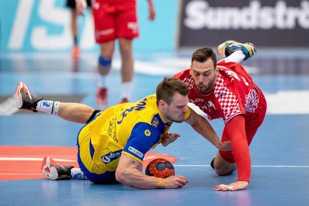180407 Sveriges Markus Olsson och Kroatiens Jakov Vrankovic under landskampen i handboll mellan Sverige och Kroatien den 7 april 2018 i Norrköping. Copyright: JosefinexLoftenius BB180407LO011