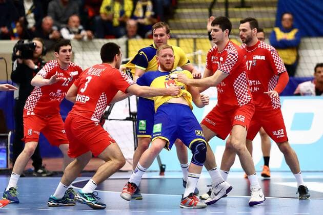 180407 Sveriges Jim Gottfridsson, med bollen, blir fasthallen under landskampen i handboll mellan Sverige och Kroatien den 7 april 2018 i Norrköping. Copyright: JosefinexLoftenius BB180407LO016