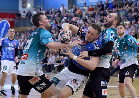 3.Liga HBL:Oranienburger HC vs. Handball Verein Hamburg,07.04.2018 am Ball Marius Fuchs(Handball Sportverein Hamburg 20)links Per-Oke Kohnagel (Oranienburger Handball Club e.V. 34) rechts Huseyin Oksuz (Oranienburger Handball Club e.V. 28) waehrend des Spiels zwischen des Oranienburger HC und den Mecklenburger Stiere Schwerin am 07.04.2018 in der MBS Arena Oranienburg, Deutschland.