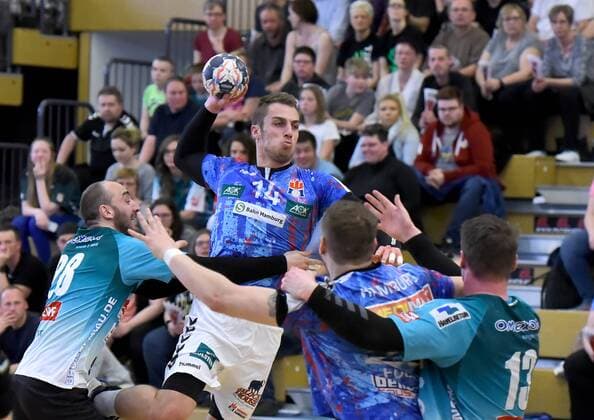 3.Liga HBL:Oranienburger HC vs. Handball Verein Hamburg,07.04.2018 am Ball Lukas Ossenkopp(Handball Sportverein Hamburg 14)v.l.Huseyin Oksuz (Oranienburger Handball Club e.V. 28)Yannick Schindel (Oranienburger Handball Club e.V. 13) waehrend des Spiels zwischen des Oranienburger HC und den Mecklenburger Stiere Schwerin am 07.04.2018 in der MBS Arena Oranienburg, Deutschland.