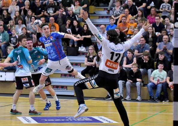 3.Liga HBL:Oranienburger HC vs. Handball Verein Hamburg,07.04.2018 beim Torwurf Jan Kleineidam(Handball Sportverein Hamburg 30)Ivan Szabo (Oranienburger Handball Club e.V. 12) waehrend des Spiels zwischen des Oranienburger HC und den Mecklenburger Stiere Schwerin am 07.04.2018 in der MBS Arena Oranienburg, Deutschland.
