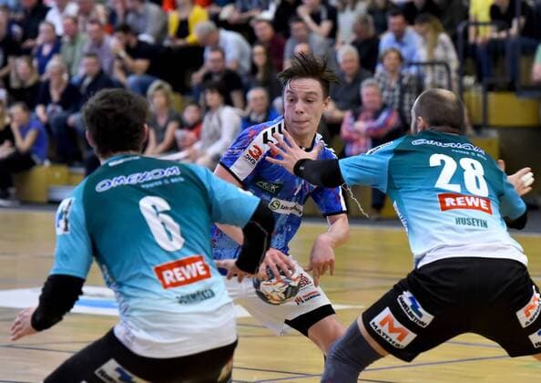 3.Liga HBL:Oranienburger HC vs. Handball Verein Hamburg,07.04.2018 v.l.Dennis Schmöker (Oranienburger Handball Club e.V. 6)Leif Tissier(Handball Sportverein Hamburg 7)Huseyin Oksuz (Oranienburger Handball Club e.V. 28) waehrend des Spiels zwischen des Oranienburger HC und den Mecklenburger Stiere Schwerin am 07.04.2018 in der MBS Arena Oranienburg, Deutschland.