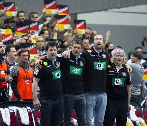 Deutschland vs. Serbien Handball Länderspiel ; Test Deutschland vs. Serbien, 7.4.2018 Alexander Haase, Nationaltrainer Christian Prokop, Oliver Roggisch und Reinhold Roth singen die Nationalhymne.