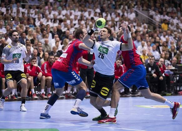 Deutschland vs. Serbien Handball Länderspiel ; Test Deutschland vs. Serbien, 7.4.2018 Kai Häfner wird in die Zange genommen von Pesic und Drasco Nenadic