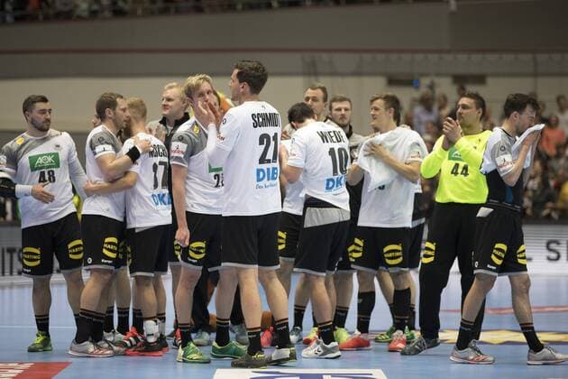 Deutschland vs. Serbien Handball Länderspiel ; Test Deutschland vs. Serbien, 7.4.2018 Schlussjubel der deutschen Mannschaft