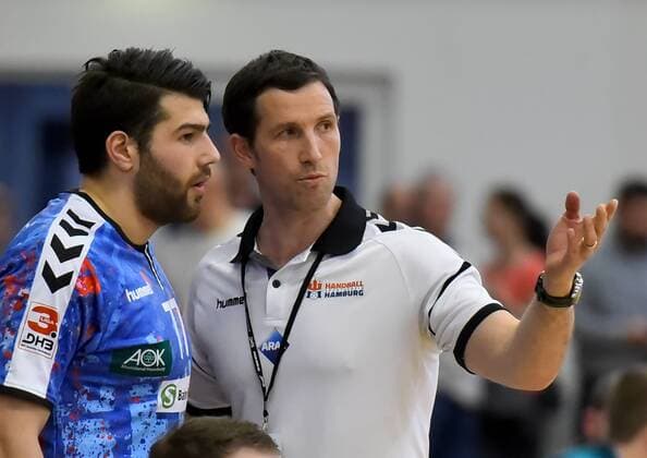 3.Liga HBL:Oranienburger HC vs. Handball Verein Hamburg,07.04.2018 Torsten Jansen(Trainer,Handball Sportverein Hamburg 1)erklärt das Spiel Kevin Herbst(Handball Sportverein Hamburg 77) waehrend des Spiels zwischen des Oranienburger HC und den Mecklenburger Stiere Schwerin am 07.04.2018 in der MBS Arena Oranienburg, Deutschland.