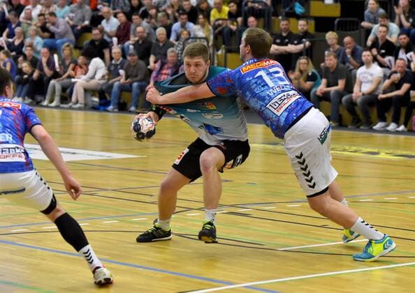 3.Liga HBL:Oranienburger HC vs. Handball Verein Hamburg,07.04.2018 am Ball Yannick Schindel (Oranienburger Handball Club e.V. 13)Niklas Weller(Handball Sportverein Hamburg 13) waehrend des Spiels zwischen des Oranienburger HC und den Mecklenburger Stiere Schwerin am 07.04.2018 in der MBS Arena Oranienburg, Deutschland.