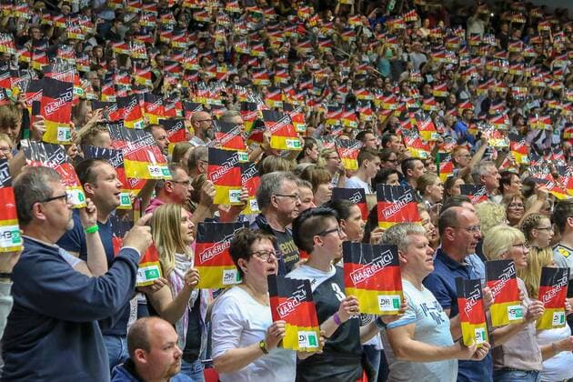 Zuschauer waehrend der deutschen Nationalhymne Deutschland vs. Serbien, Handball Laenderspiel 07.04.2018 Dortmund Nordrhein-Westfalen Germany Westfalenhalle Copyright: xAgentur54Gradx SebastianxSendlakx