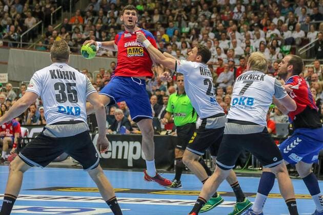 Serbiens Drasko Nenadic gegen Deutschlands Julius Kuehn und Deutschlands Kai Haefner Deutschland vs. Serbien, Handball Laenderspiel 07.04.2018 Dortmund Nordrhein-Westfalen Germany Westfalenhalle Copyright: xAgentur54Gradx SebastianxSendlakx