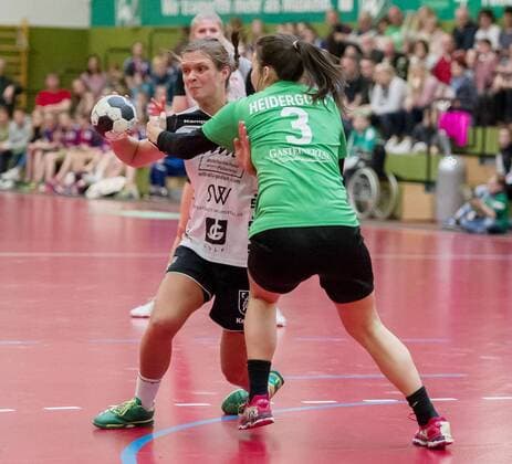 v.li.: Mandy Reinarz (TV Beyeröhde, 5) im Zweikampf mit Merle Heidergott (SV Werder Bremen, 3) Bremen Copyright: xHPXx Eibner-Pressefotox EP_hpx