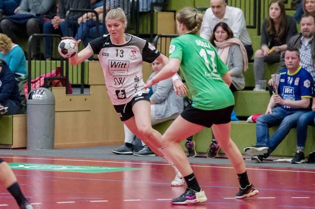 v.li.: Pia Adams (TV Beyeröhde, 13) am Ball, Isabelle Dölle (SV Werder Bremen, 17) Bremen Copyright: xHPXx Eibner-Pressefotox EP_hpx