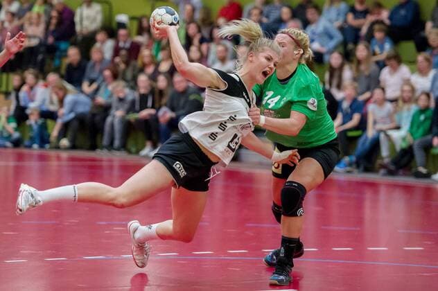 v.li.: Pia Adams (TV Beyeröhde, 13) beim Wurf, Nele Osterthun (SV Werder Bremen, 14) Bremen Copyright: xHPXx Eibner-Pressefotox EP_hpx