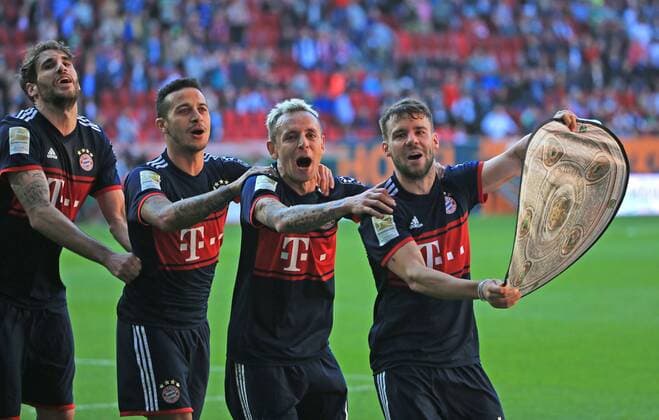 Themen der Woche - SPORT Bilder des Tages - SPORT 20180407, 29. Spieltag ,1. BL,FC Augsburg vs FC Bayern, WWK Arena Augsburg, Fussball, im Bild: Polonaise Javi Martinez (FCB), Thiago (FCB), Rafinha (FCB) und Juan Bernat (FCB)
