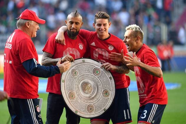 v.li:Hermann GERLAND,Co Trainer Bayern Muenchen,,Arturo VIDAL (Bayern Muenchen),James RODRIGUEZ (Bayern Muenchen),mit Papp Meisterschale,Schale, feiern die 6.Meisterschaft in Folge. Jubel,Freude,Begeisterung, DEUTSCHER MEISTER 2018. Fussball 1. Bundesliga, 29. Spieltag, FC Augsburg (A)-FC Bayern Muenchen (M) 1-4, am 07.04..2018 in Augsburg Deutschland,WWK A R E N A.