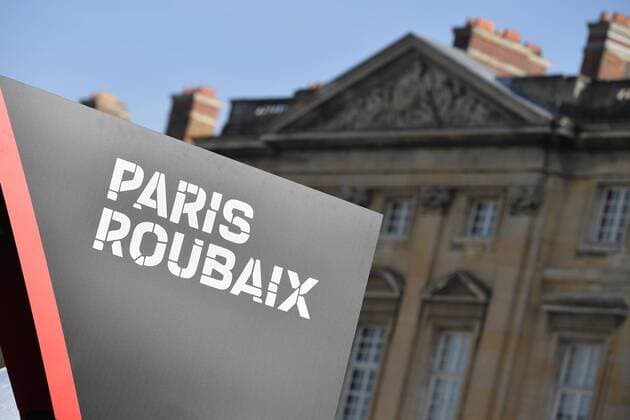 A sign reading Paris Roubaix at the start of the 116th edition of the Paris-Roubaix one day cycling race, from Compiegne, near Paris to Roubaix. DAVIDxSTOCKMAN  x05325850x
