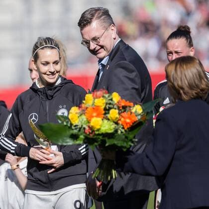 Lena Goeßling (GER, 8) wird für ihr 100. Länderspiel geehrt; v.li.: Lena Goeßling (GER, 8), Reinhard Dieter Grindel (DFB-Präsident), Hannelore Ratzeburg (DFB-Vizepräsidentin für Frauen- und Mädchenfußball), Fußball, Frauen, Länderspiel, Deutschland - Tschechien,