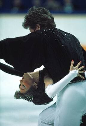Marina Klimowa + Sergej Ponomarenko Olympiasieger Weltmeister +Europameister + USR-Meister im Eistanz WM-Siege in 89 + 90 + 92 OLY-Sieg 92 OLY-Silber 88 EU-Siege 89 + 90 + 91 + 92 USSR-Meister in 85 + 86 + 89 + 90 aufnahme in Eiskunstlauf Hall of Fame 2000 heute leben sie in Kalifornien als Eiskunstlauf-Trainer *** Marina Klimowa Sergej Ponomarenko Olympic Champion World Champion European Champion USR Champion in Ice Dance World Cup victories in 89 90 92 OLY Victory 92 OLY Silver 88 EU Victory 89 90 91 92 USSR Champion in 85 86 89 90 Photo Skating Hall of Fame 2000 Today they live in California as figure skating Trainer