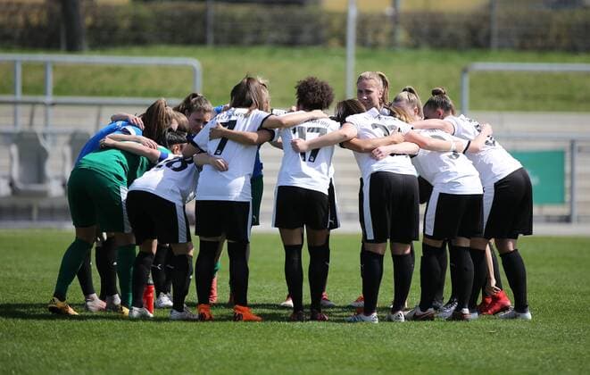 08.04.2018 xcex Deutschland, Frankfurt, Fussball, Frauenfussball 2. Frauen-Bundesliga Süd Saison 2017 2018 1. FFC Frankfurt II - 1. FC Köln II die frankfurter Spielerinnen bilden einen Mannschaftskreis