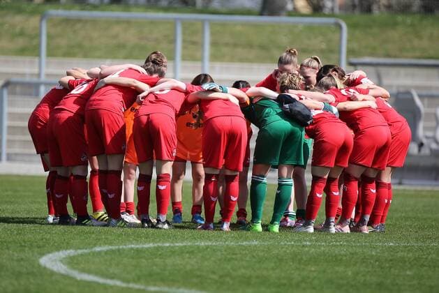 08.04.2018 xcex Deutschland, Frankfurt, Fussball, Frauenfussball 2. Frauen-Bundesliga Süd Saison 2017 2018 1. FFC Frankfurt II - 1. FC Köln II die kölner Spielerinnen bilden einen Mannschaftskreis