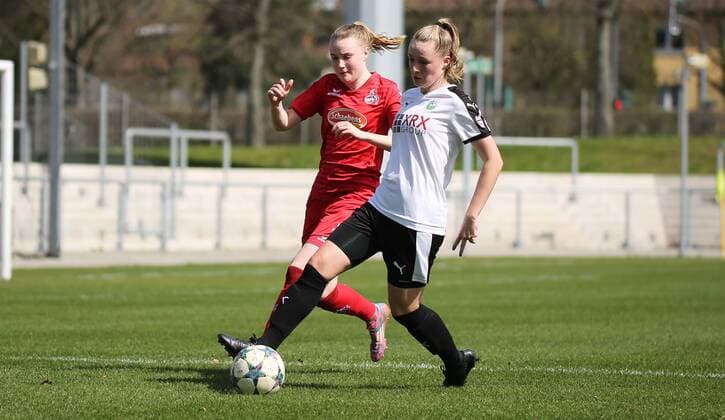 08.04.2018 xcex Deutschland, Frankfurt, Fussball, Frauenfussball 2. Frauen-Bundesliga Süd Saison 2017 2018 1. FFC Frankfurt II - 1. FC Köln II Celine Karich (Franfurt) vor Hannah Scheffler (Köln)