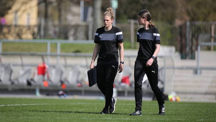 08.04.2018 xcex Deutschland, Frankfurt, Fussball, Frauenfussball 2. Frauen-Bundesliga Süd Saison 2017 2018 1. FFC Frankfurt II - 1. FC Köln II Trainerin Kim Kulig-Soyah mit Co-Trainerin Kerstin Garefrekes (Frankfurt)