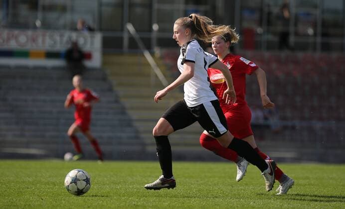 08.04.2018 xcex Deutschland, Frankfurt, Fussball, Frauenfussball 2. Frauen-Bundesliga Süd Saison 2017 2018 1. FFC Frankfurt II - 1. FC Köln II Catharina von Drigalski (Frankfurt) ist schneller als Hilda Djurberg (Köln)
