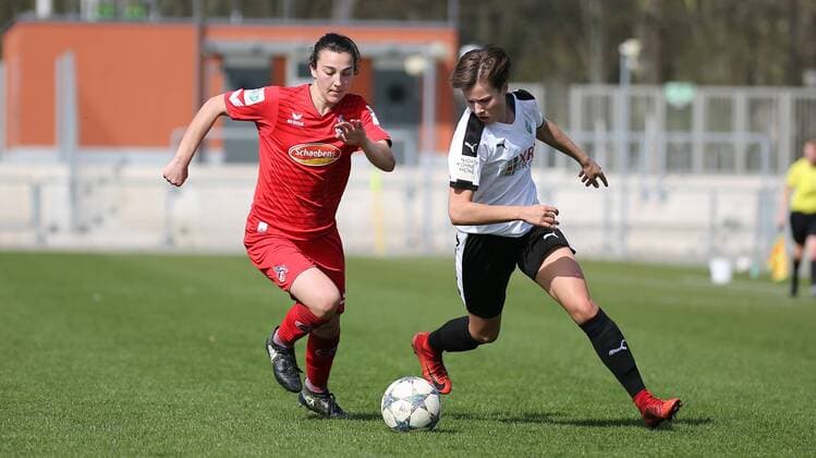 08.04.2018 xcex Deutschland, Frankfurt, Fussball, Frauenfussball 2. Frauen-Bundesliga Süd Saison 2017 2018 1. FFC Frankfurt II - 1. FC Köln II Alexandra Emmerling (Frankfurt) gegen Kristina Bartsch (Köln)