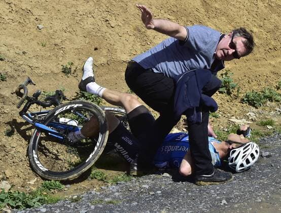 Themen der Woche - SPORT Bilder des Tages - SPORT ROUBAIX, FRANCE - APRIL 8 : crash GOOLAERTS Michael (BEL) of Veranda s Willems - Crelan during the 116th UCI World Tour Paris - Roubaix cycling race with start in Compiegne and finish at the Velodrome Andre-Petrieux in Roubaix on April 08, 2018 in Roubaix, France, 8 04 18 CYCLISME : Paris Roubaix - 08 04 2018 PhotoNews Panoramic 