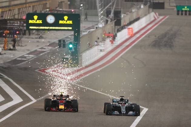Motorsports: FIA Formula One World Championship WM Weltmeisterschaft 2018, Grand Prix of Bahrain, Sparks 33 Max Verstappen (NDL, Red Bull Racing), 44 Lewis Hamilton (GBR, Mercedes AMG Petronas F1 Team), Sakhir Bahrain