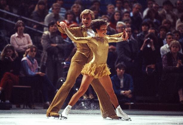 Thorville Jayne + Dean Christopher starteten für England im Eistanz ihr erfolgreichstes Jahr war 1984 als sie in Olympiade + Weltmeisterschaft + Europameisterschaft siegten ihr arster Olympiastart 1980 brachte bereis Palatz 5 bereits 1981 gewannen sie die Europameisterschaft und die Weltmeisterschaft ebenso schnitten sie ein Jahr später ab 1981 starteten sie nicht bei der Europameisterschaft so daß sie sich mit der Weltmeisterschaft begnügen mußten aber dann kam ja 1984 siehe oben bei der Olympiade Sarajewo erhielten sie für die Darbietung 9mal die Idealnote 6,0 was nie wieder vorgekommen ist und damals von 24 Millionen Briten am TV verfolgt wurde sie gingen zu den Profis ließen sich reamateurisieren und wurden in Lillehammer ehrenvoll und sehr knapp Dritte sie sind seit 89 in der Hall of Fame des Eiskunstlaufens waren Sportler des Jahres uswusw *** Thorville Jayne Dean Christopher started her most successful year for England in 1984 when she won the Olympics World Championship European Championship won her arsenal in 1980 Olympi 1980 brought Palatz 5 already in 1981 they won the European Championship and the World Cup as well they did not start one year later from 1981 onwards the European Championship so that they had to be content with the World Cup but then came 1984 see above at the Sarajevo Olympics they were 9 times for the performance of the Idealnote 6 0 what never happened again and was followed by 24 million Britons on TV she went to the professionals got reamateur and were honored in Lillehammer and very close third they are since 89 in the Hall of Fame of figure skating were athletes of the year uswusw