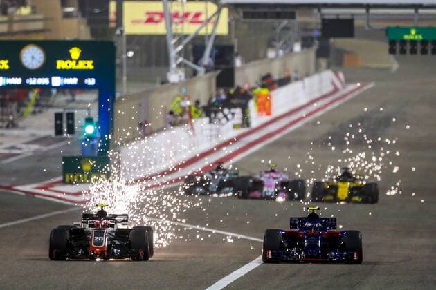 Motorsports: FIA Formula One World Championship WM Weltmeisterschaft 2018, Grand Prix of Bahrain, Sparks , 10 Pierre Gasly (FRA Toro Rosso Ferrari) , 20 Kevin Magnussen (DEN, Haas F1 Team) , Sakhir Bahrain