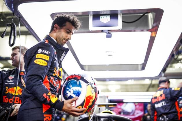 RICCIARDO Daniel (aus), Aston Martin Red Bull Tag Heuer RB14, portrait garage during 2018 Formula 1 FIA World Championship WM Weltmeisterschaft Bahrain Grand Prix, Sakhir Bahrain