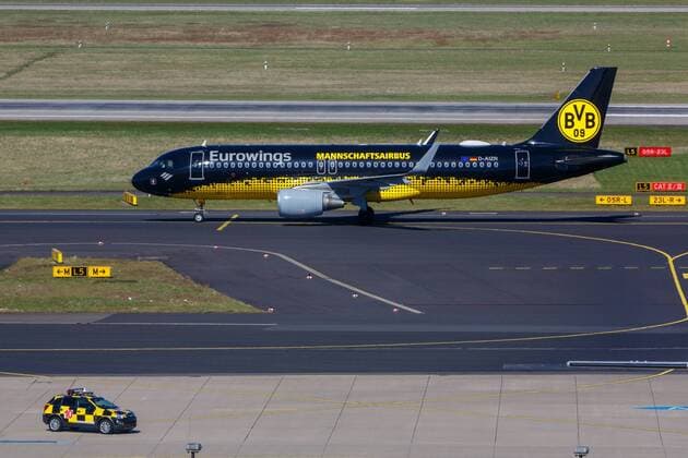 DEU, Deutschland, Nordrhein-Westfalen, Düsseldorf, 06.04.2018: Flughafen Düsseldorf - Düsseldorf Airport - Registration: D-AIZR Eurowings Airbus A320-214 seit Juli 2016 fliegt der Eurowings Airbus mit den Farben von Borussia Dortmund, zu Auswärtsspielen fliegt der BVB im Mannschaftsairbus