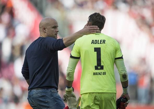 Rouven SCHROEDER l. (Schröder) (Sportvorstand, Manager MZ) klatscht Torwart Rene ADLER (MZ) nach dem SPiel ab, Fussball 1. Bundesliga, 29. Spieltag, 1. FC Koeln (K) - 1. FSV Mainz 05 (MZ), am 07.04.2018 in Koeln Deutschland.