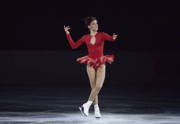Dagmar Lurz geb 18.01.1959 in Dortmund ist eine ehemalige deutsch Eiskunstläuferin die im Einzel startete die 1977 ihren ersten DM-Titel von insgesamt 4 gewann und 1977 3. bei der WM wurde die 78 + 79 EM-Silber gewann und 1980 ihr erfolgreichstes Jahr mit Rang 1 bei der DM und Rang 2 bei EM + WM (in Heimatstadt Dortmund) sowie Bronze bei der Olympiade Lake Placid erleben konnte nach Ende ihrer aktiven Sportzeit studierte sie Medizin in Köln *** Dagmar Lurz born 18 01 1959 in Dortmund is a former German figure skater who started in singles in 1977, winning her first DM title in a total of 4 and in 1977 3 at the World Championships the 78 79 EM won silver and in 1980 her most successful year with rank 1 at the At the World Championships in Dortmund and bronze at the Olympics Lake Placid, she was able to experience DM and 2nd place at the end of her active sports season and studied medicine in Cologne