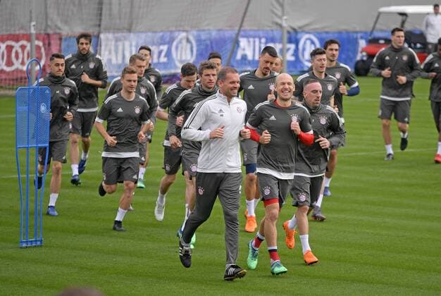 10.4.2018, Fussball Championsleague 2017 2018, FC Bayern München Training an der Säbenerstrasse vor dem Championsleage-Spiel gegen Sevilla. Warmlaufen, Arjen Robben (FC Bayern München), Franck Ribery (FC Bayern München).