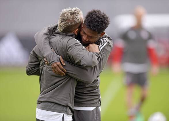 Bilder des Tages - SPORT 10.4.2018, Fussball Championsleague 2017 2018, FC Bayern München Training an der Säbenerstrasse vor dem Championsleague-Spiel gegen Sevilla. v.li: Rafinha (FC Bayern München) und David Alaba (FC Bayern München) haben sich lieb.