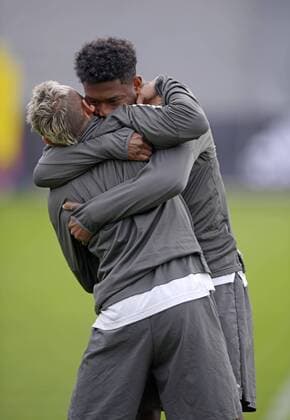 10.4.2018, Fussball Championsleague 2017 2018, FC Bayern München Training an der Säbenerstrasse vor dem Championsleague-Spiel gegen Sevilla. v.li: Rafinha (FC Bayern München) und David Alaba (FC Bayern München) haben sich lieb.