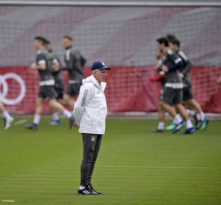 10.4.2018, Fussball Championsleague 2017 2018, FC Bayern München Training an der Säbenerstrasse vor dem Championsleague-Spiel gegen Sevilla. Trainer Jupp Heynckes (FC Bayern München) beobachtet das Aufwärmen.