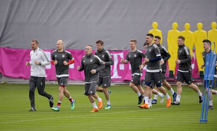 10.4.2018, Fussball Championsleague 2017 2018, FC Bayern München Training an der Säbenerstrasse vor dem Championsleague-Spiel gegen Sevilla. Aufwärmen, Arjen Robben (FC Bayern München), Franck Ribery (FC Bayern München), Thomas Müller (FC Bayern München), Joshua Kimmich (FC Bayern München), Sandro Wagner (FC Bayern München),