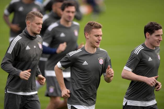 10.4.2018, Fussball Championsleague 2017 2018, FC Bayern München Training an der Säbenerstrasse vor dem Championsleague-Spiel gegen Sevilla. Aufwärmen, Joshua Kimmich (FC Bayern München),