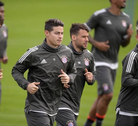 10.4.2018, Fussball Championsleague 2017 2018, FC Bayern München Training an der Säbenerstrasse vor dem Championsleague-Spiel gegen Sevilla. Aufwärmen, James Rodriguez (FC Bayern München), Juan Bernat (FC Bayern München),