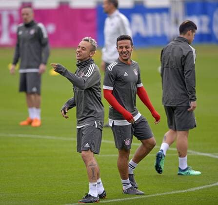 10.4.2018, Fussball Championsleague 2017 2018, FC Bayern München Training an der Säbenerstrasse vor dem Championsleague-Spiel gegen Sevilla. v.re: Thiago (FC Bayern München) und Rafinha (FC Bayern München) haben viel Spass.