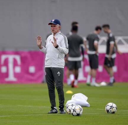 10.4.2018, Fussball Championsleague 2017 2018, FC Bayern München Training an der Säbenerstrasse vor dem Championsleague-Spiel gegen Sevilla. Trainer Jupp Heynckes (FC Bayern München) gibt Anweisungen.